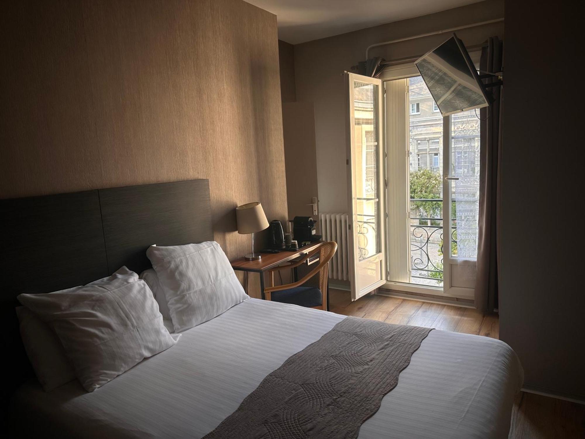 Hotel Berthelot Tours Bagian luar foto